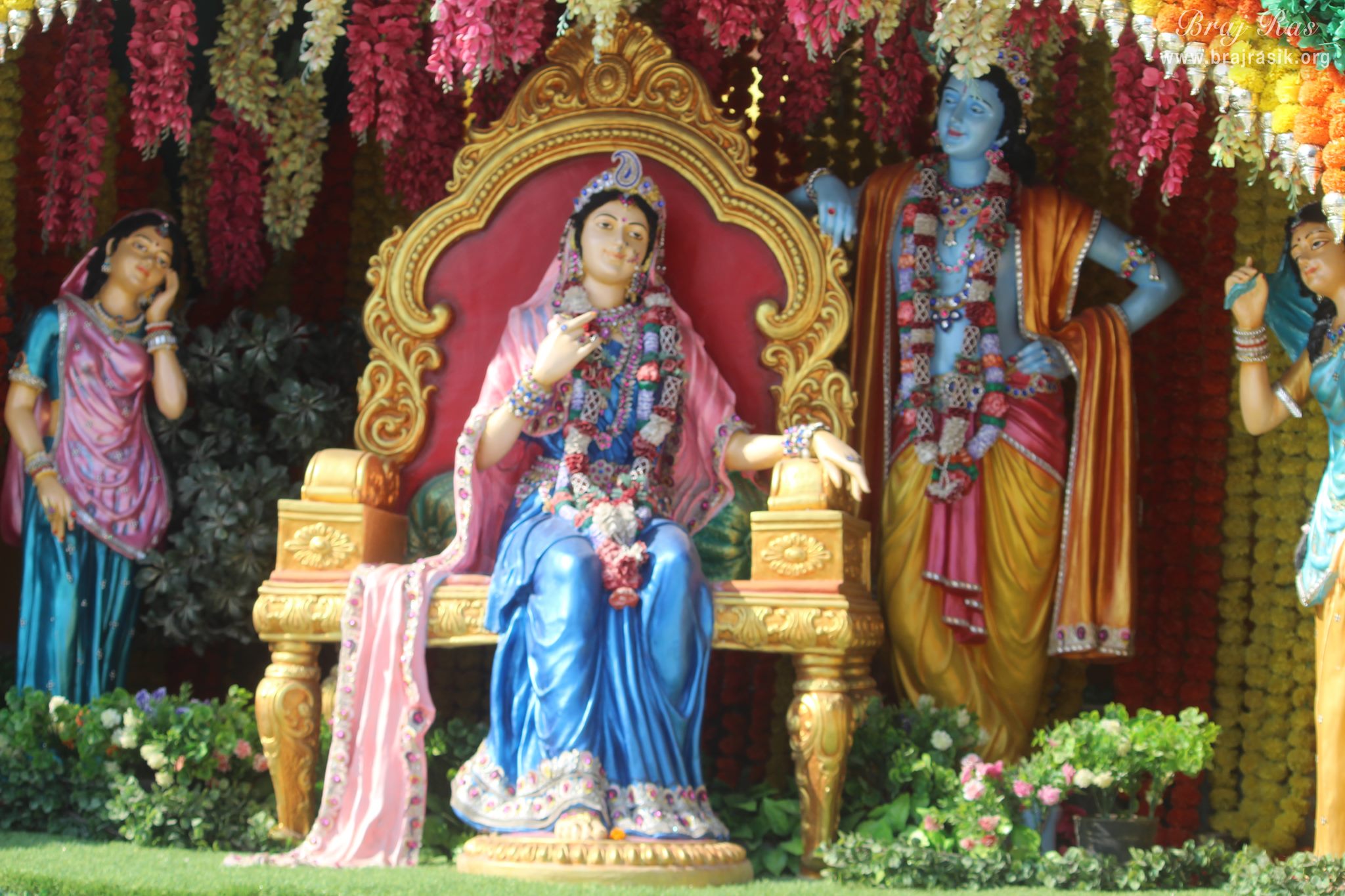 कीर्ति मंदिर, बरसाना में श्री राधा कृष्ण विहार लीला के दर्शन