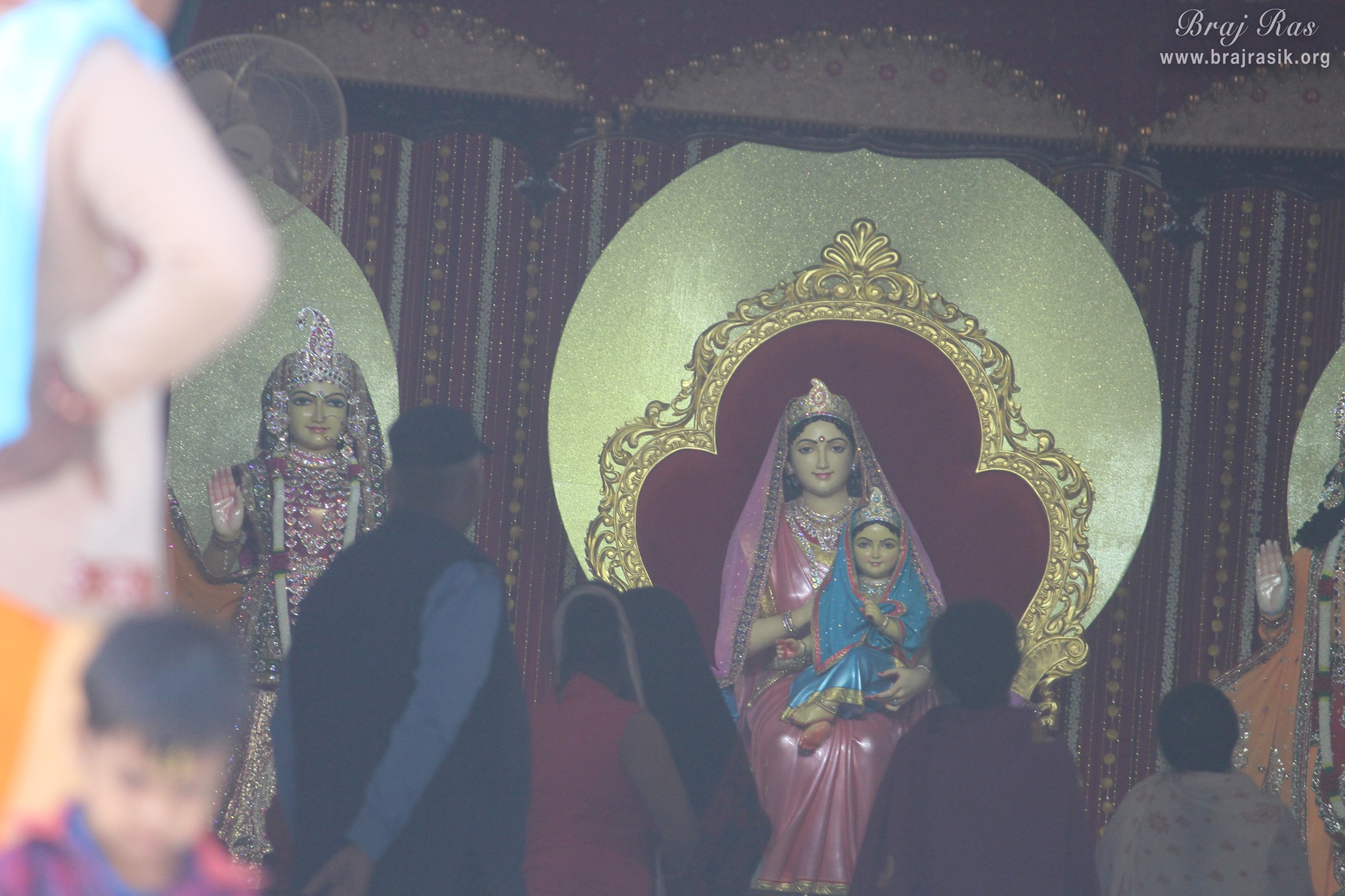 कीर्ति मंदिर, बरसाना में श्री कीर्ति मैया की गोद में श्री राधा की एक सुंदर झलक