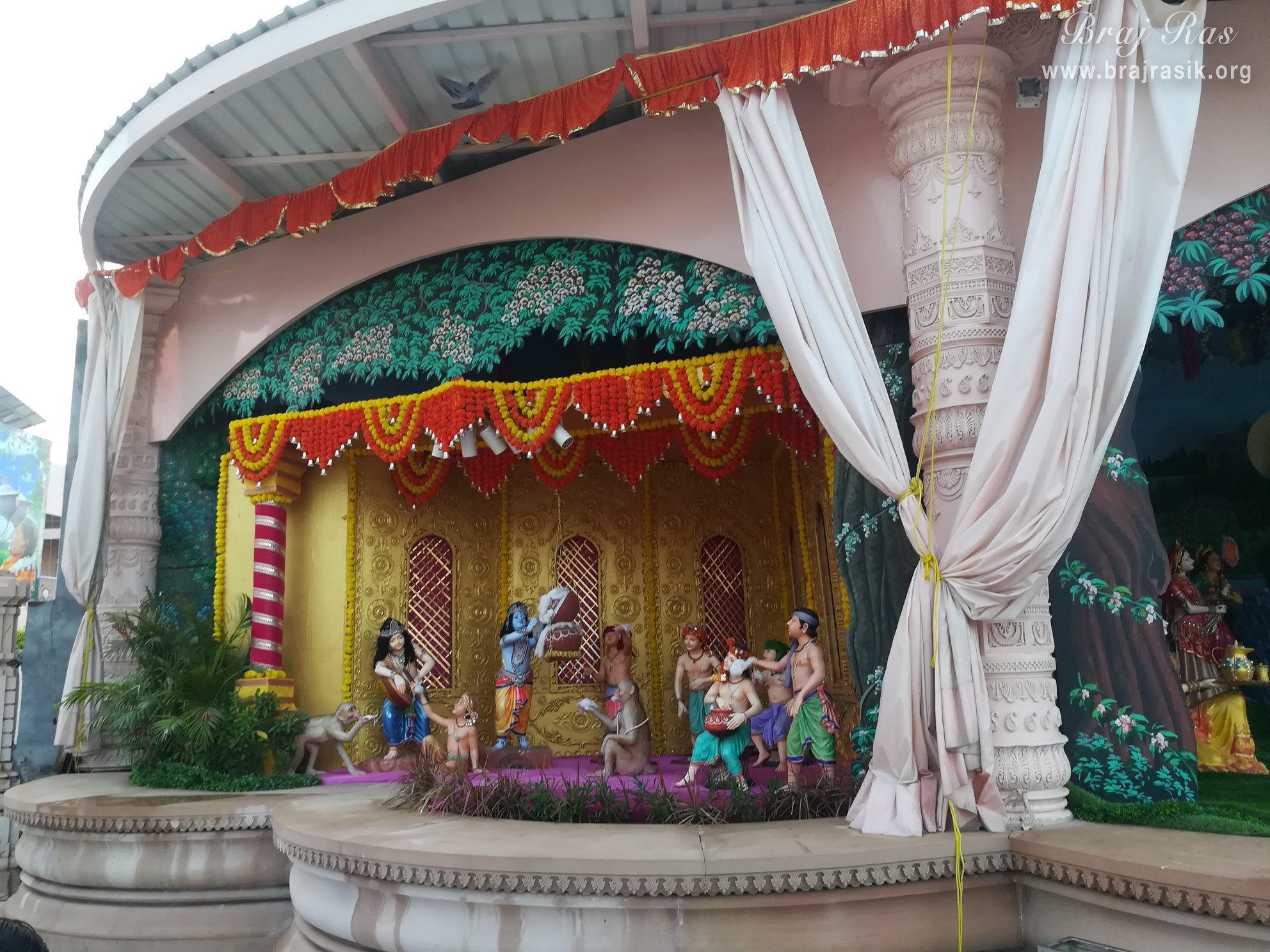 कीर्ति मंदिर, बरसाना में माखन चोरी लीला
