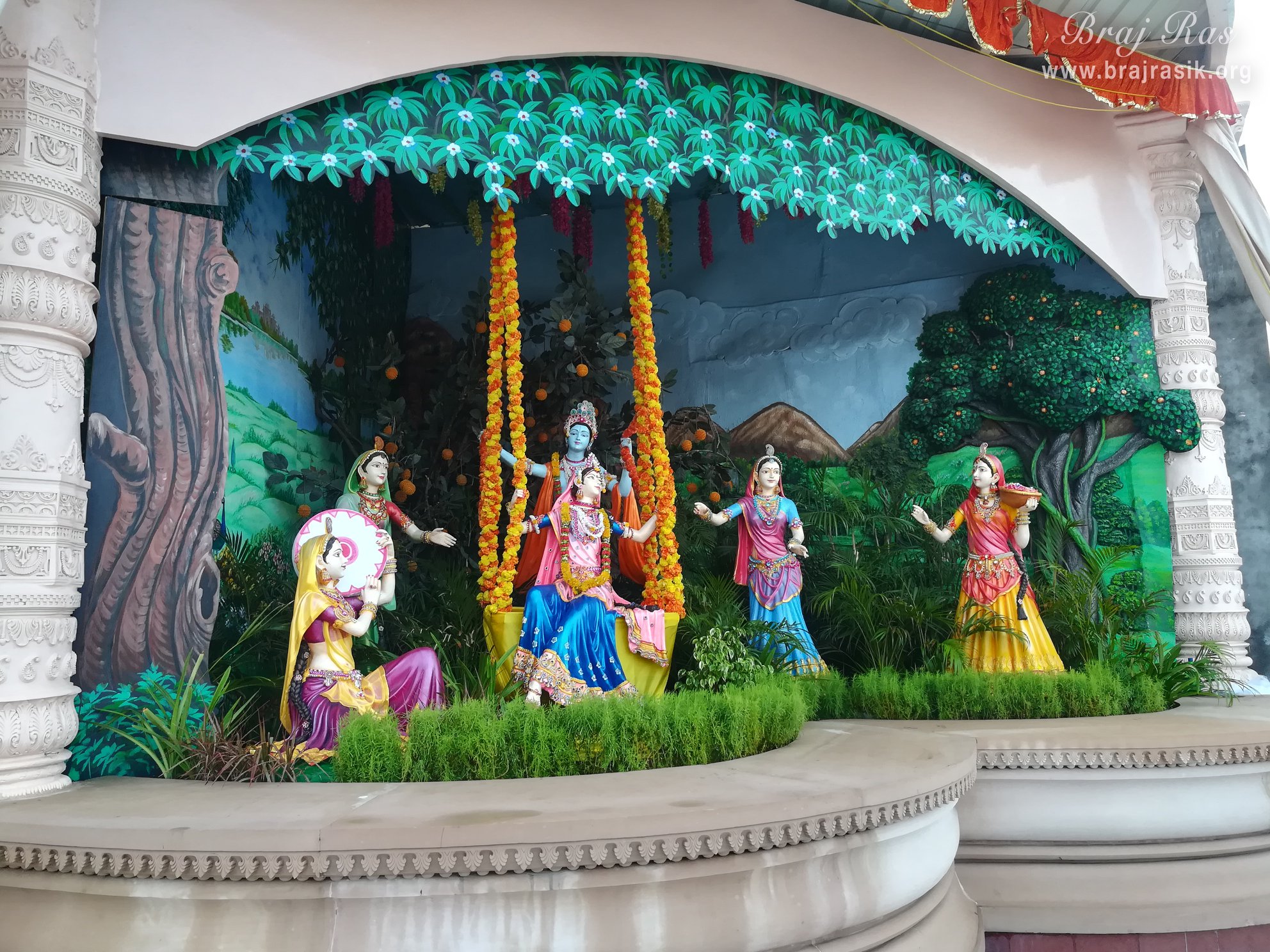 कीर्ति मंदिर, बरसाना में श्री राधा कृष्ण की झूलन लीला का दृश्य
