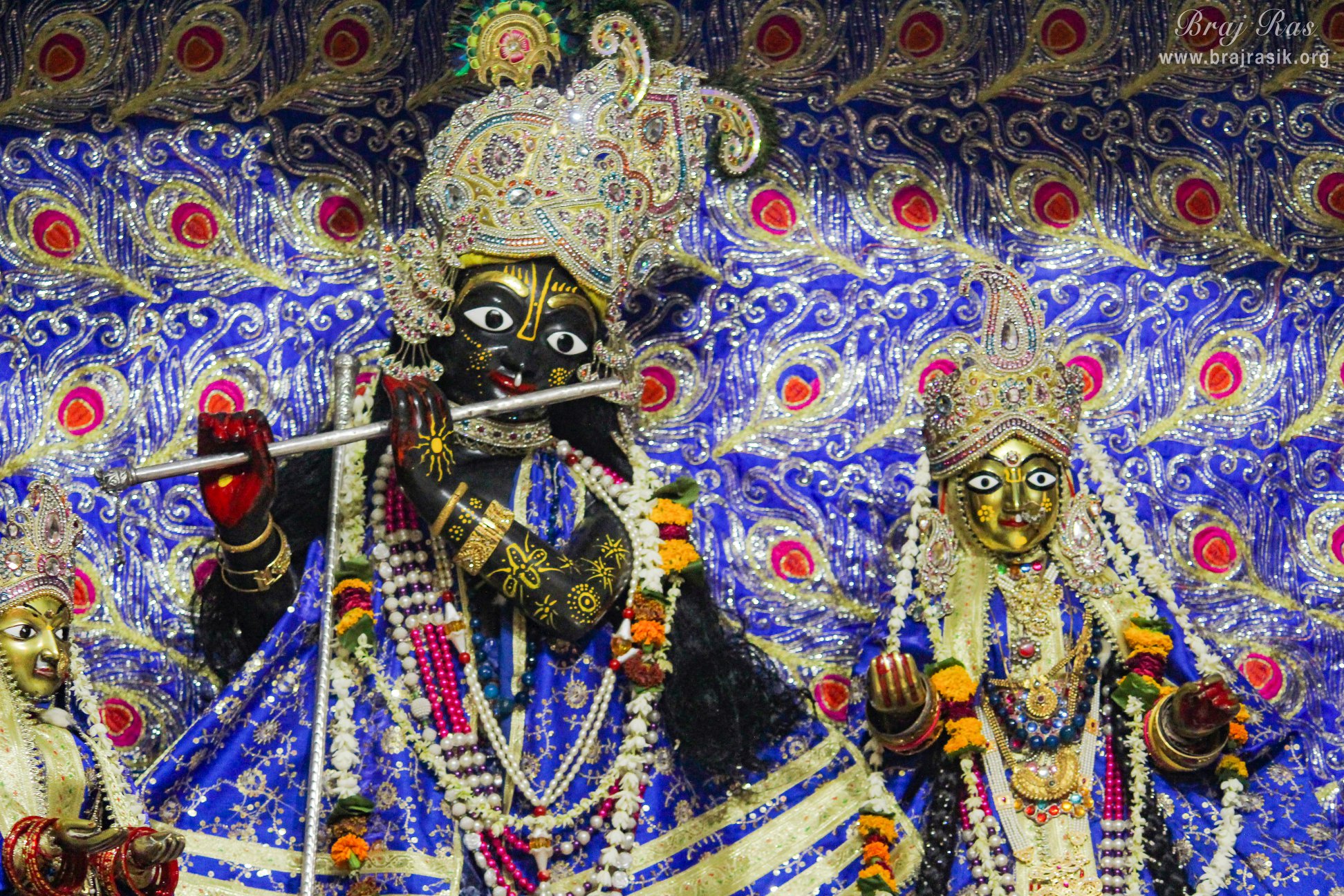 श्रीजी का मंदिर, वृंदावन में नीले रंग की पोशाक में श्री राधा कृष्ण के सुन्दर दर्शन
