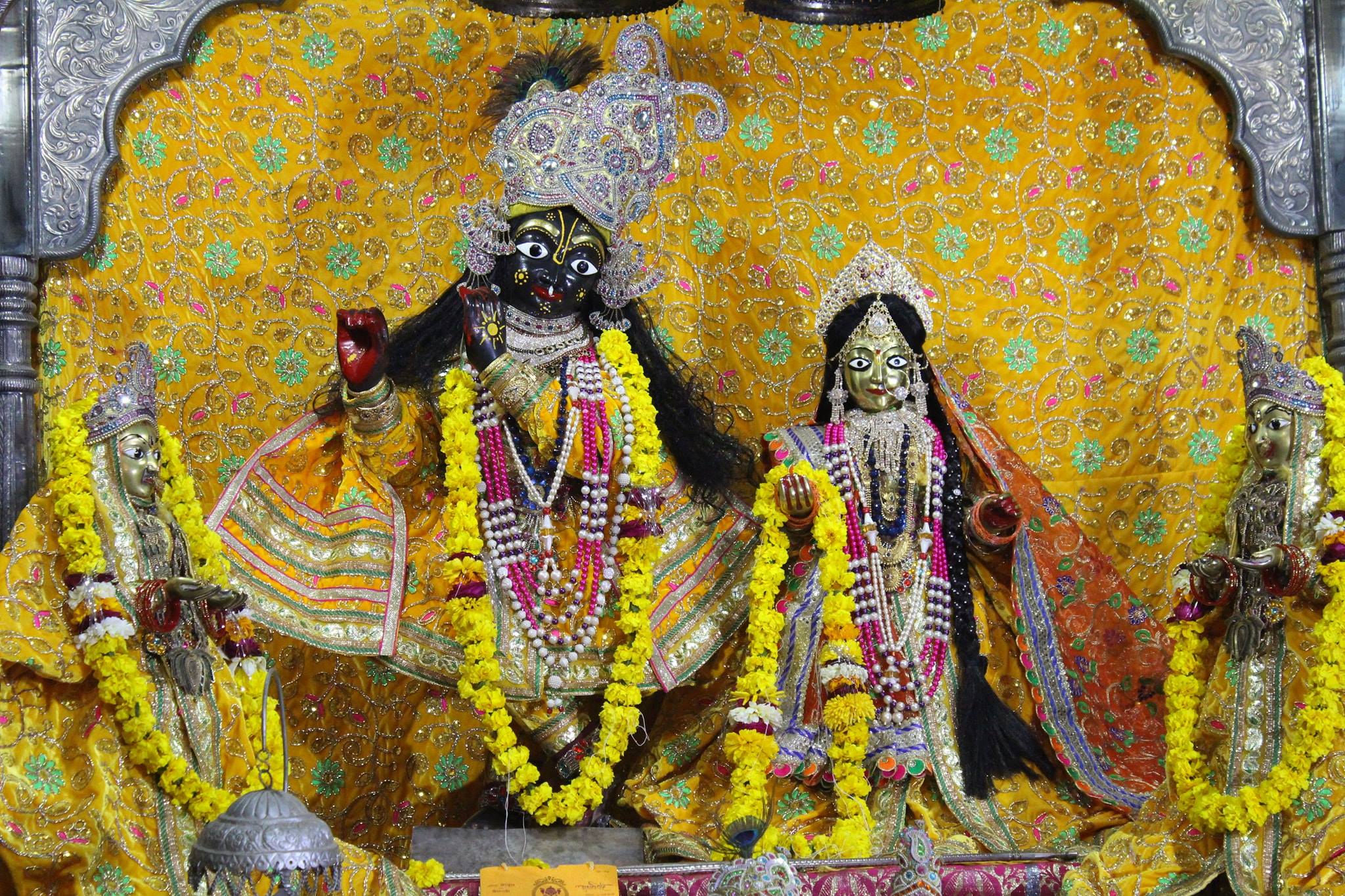 श्रीजी का मंदिर, वृंदावन में पीले पोशाक में श्री राधा कृष्ण के दर्शन