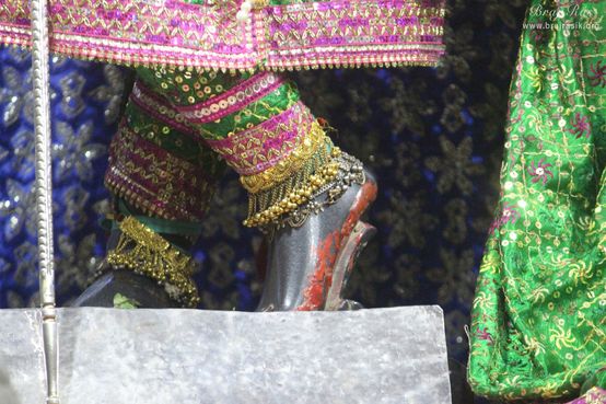 Charan darshan of Shri Shyamsundar at Shriji Ka Mandir, Vrindavan