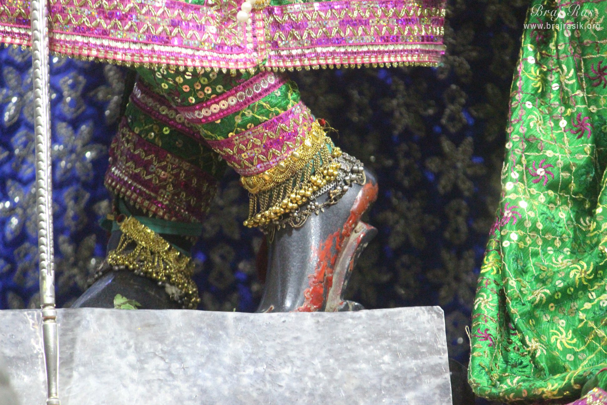 श्रीजी का मंदिर, वृंदावन में श्री श्यामसुंदर के चरण दर्शन