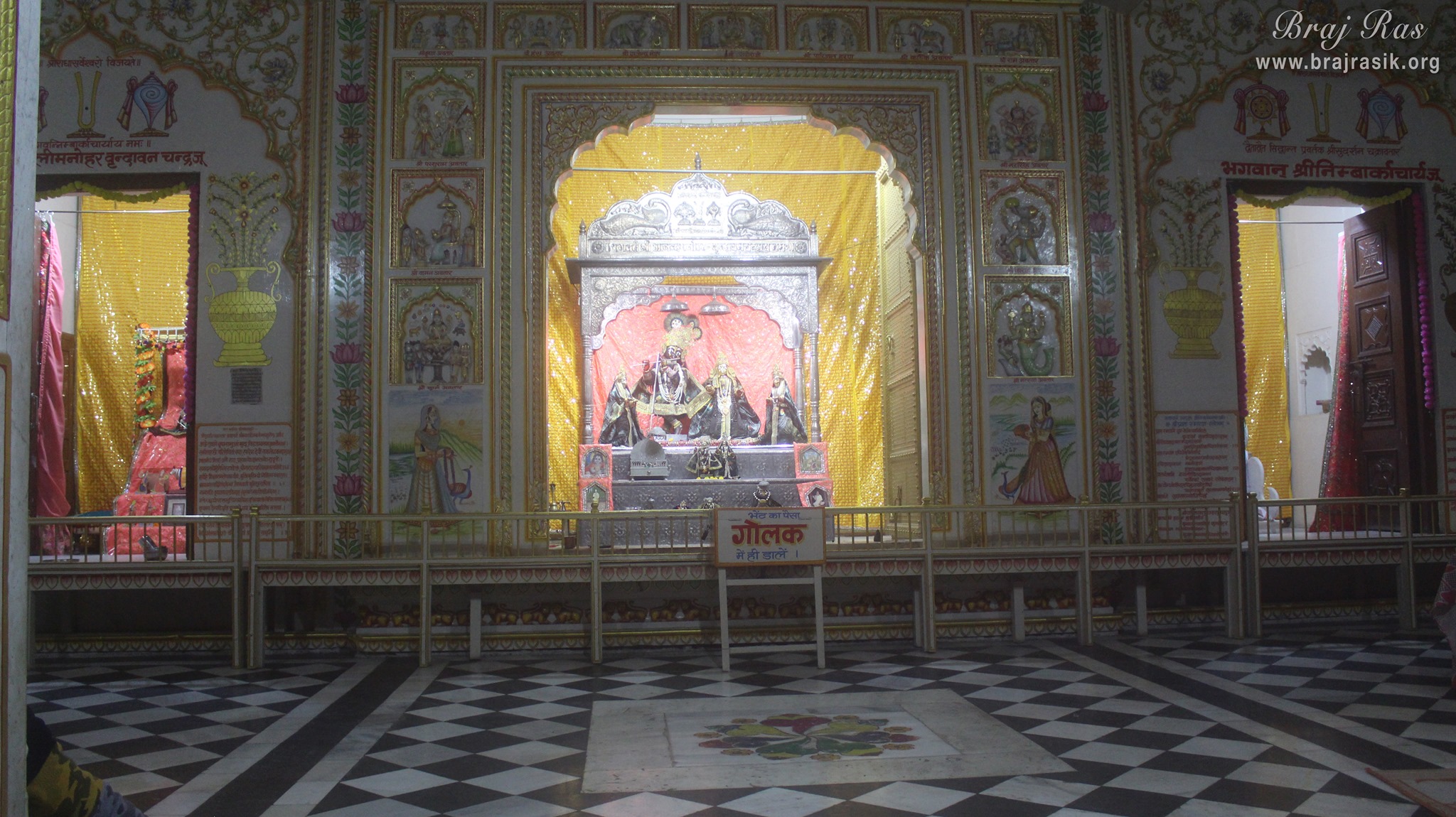 श्रीजी का मंदिर, वृंदावन में मोर पंख चित्रवाले पोशाक में श्री राधा कृष्ण के प्रांगण से दर्शन