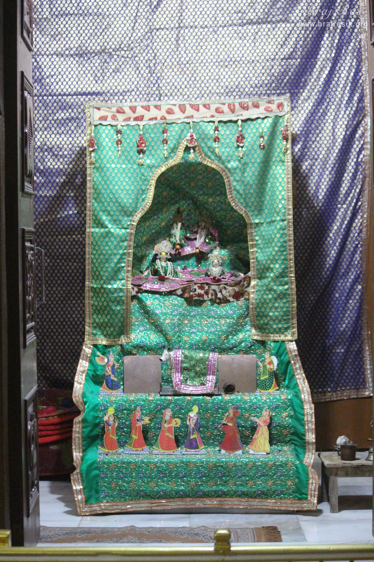 श्रीजी का मंदिर, वृंदावन में शिशु रूप में श्री राधा कृष्ण के दर्शन