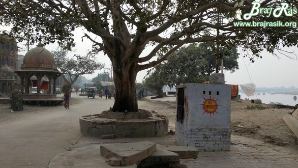 View of parikrama marg and Yamuna Ji outside Imlitala, Vrindavan
