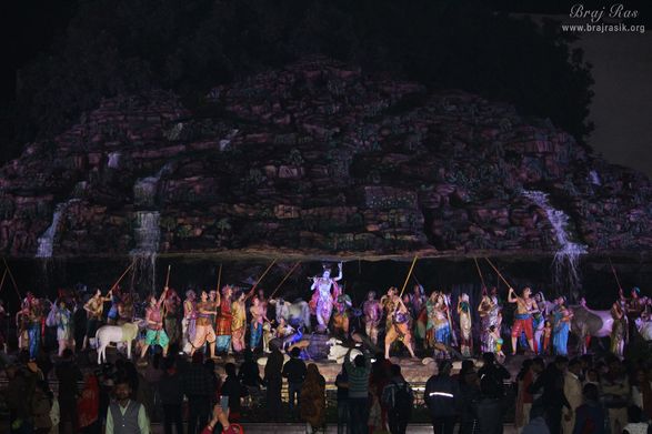 Goverdhan Night Leela at Prem Mandir, Vrindavan