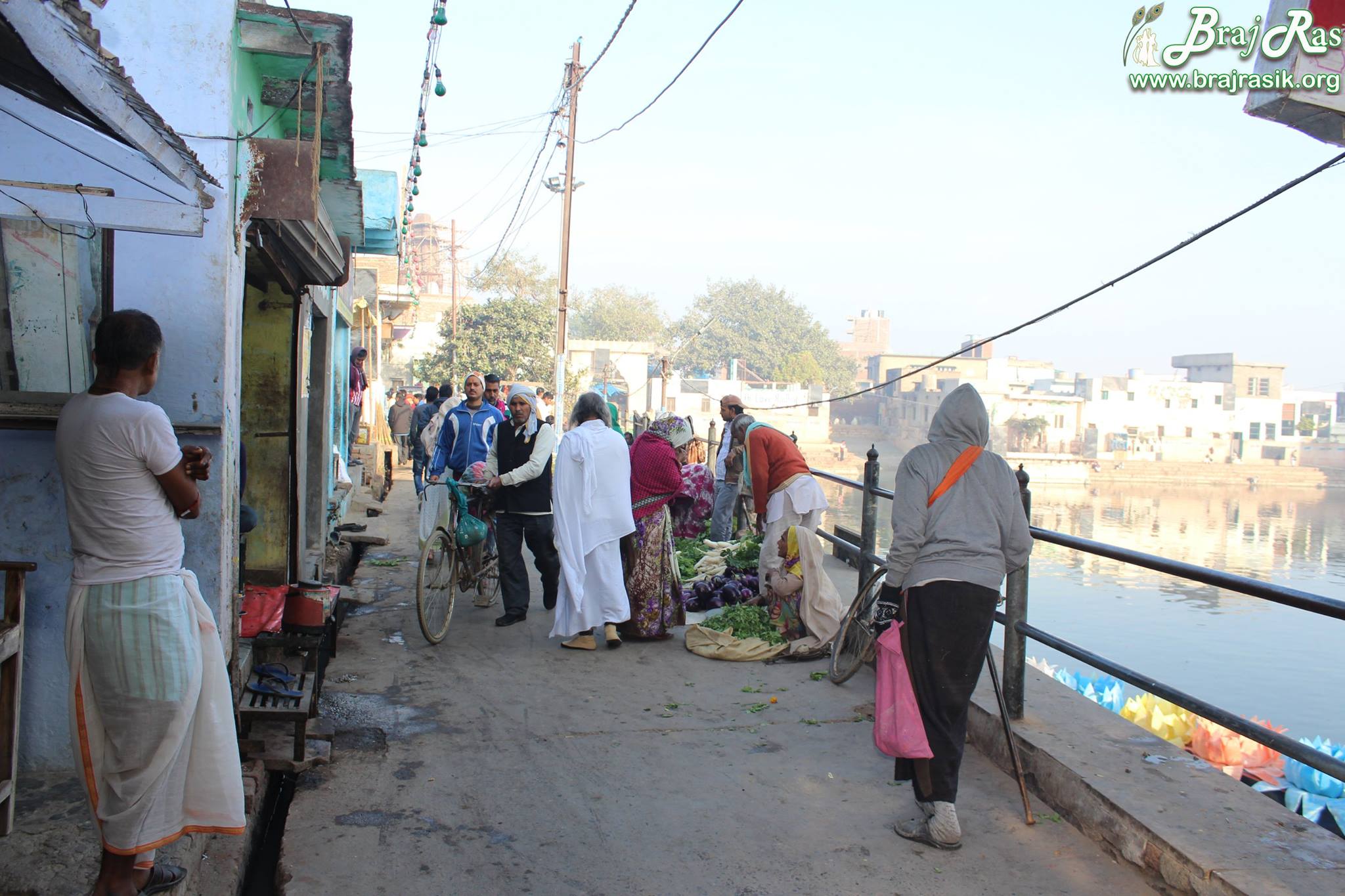 श्री राधा कुंड के परिक्रमा मार्ग का दृश्य।
