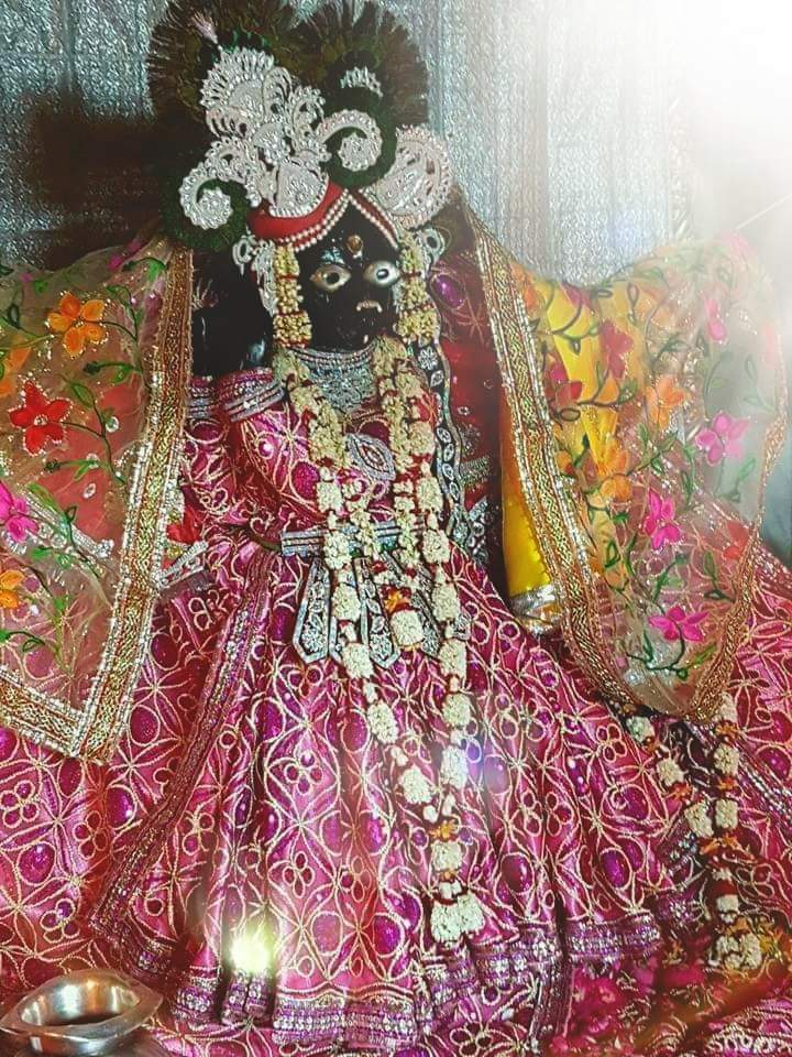 गुलाबी पोशाक में श्री बांके बिहारी जी के निकट के दर्शन।