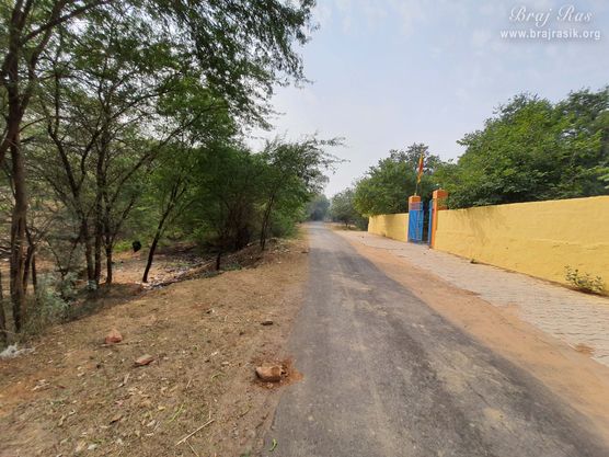 Kadabmkhandi is located in Kamyavana (Kama), while going towards Unchagaon (near Barsana) through the secluded forests.
