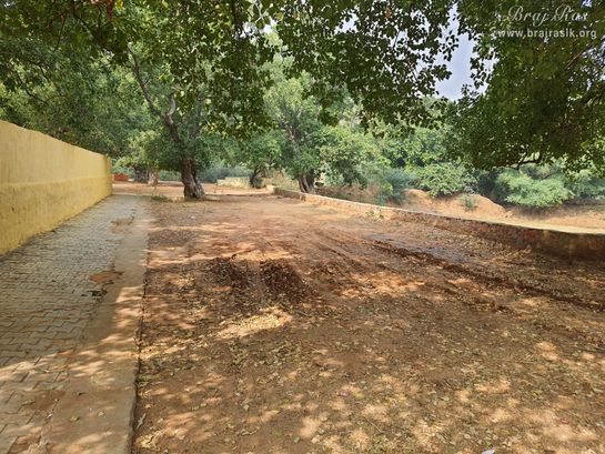 This place is famous as “Kadamb Khandi” because it has a vast grove of kadamba trees. This is also famous as a bhajana sthali of a great saint of Braj, Shri Nagaji Maharaj of Nimbaraka sect.