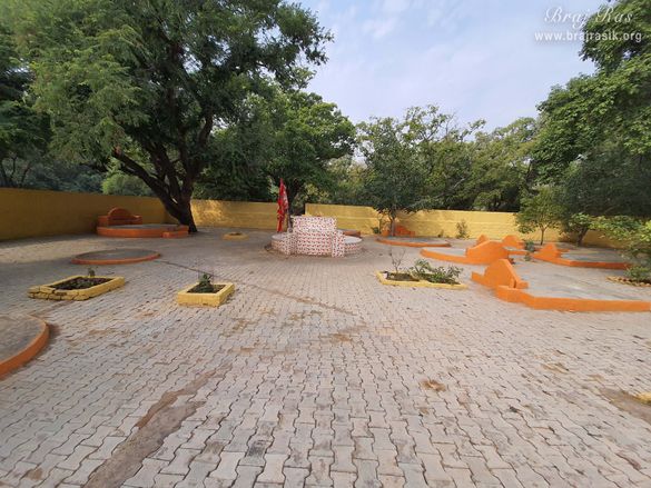 Samadhis of sadhus who performed Bhajana here in the previous centuries.
