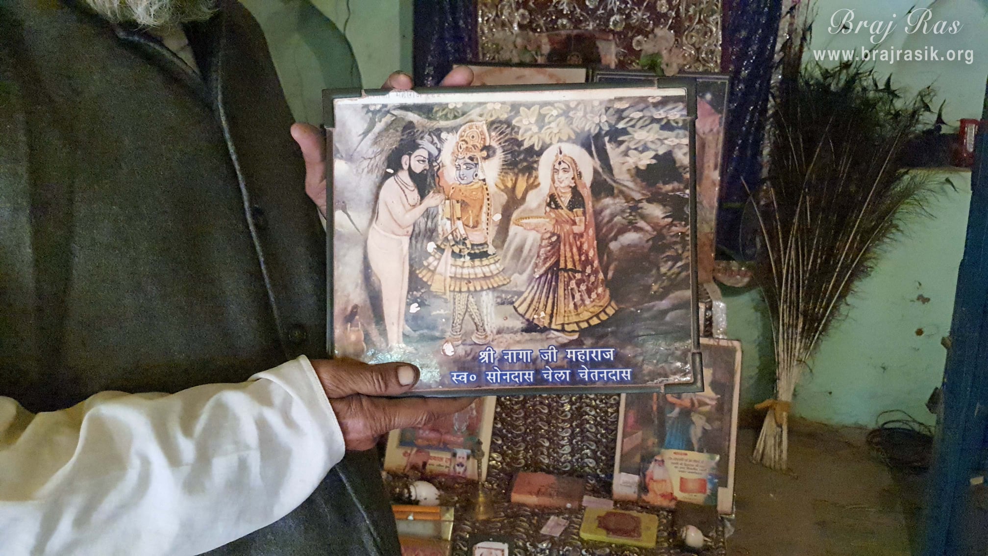 Shri Nagaji Maharaj performed Bhajana here in Kadambkhandi at this secluded place. His previous name was Chatura Chintamani and he was born in Payagaon in Braj. Shri Nagaji used to go to 84Kos parikrama daily, comes back to Kadambkhandi after taking prasada of Radharani Mangala arti Bhog.