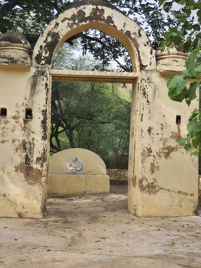 Behind it is Shri Vallabh's baithak.