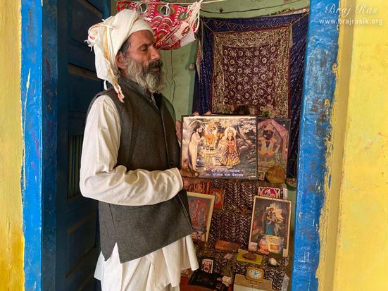 A Sadhu explaining the pastimes.