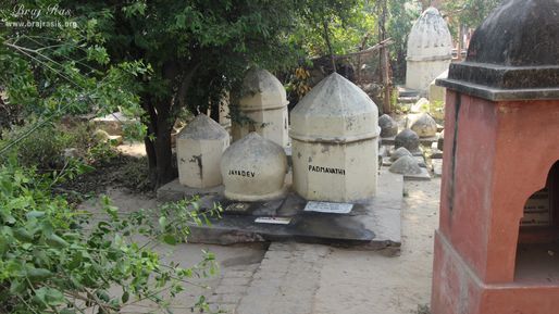 Shri Jayadev and Padmavati's Samadhi at 64 Samadhis - Shri Chaushatt Mahant Samadhi Mandir Pastimes - Vrindavan