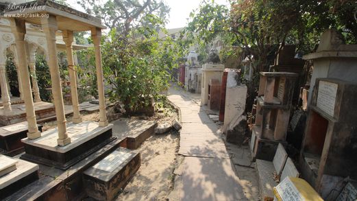 A beautiful view of parikrama marg at 64 Samadhis - Shri Chaushatt Mahant Samadhi Mandir Pastimes - Vrindavan