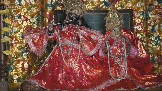 A beautiful Darshan of Shri Davanal Bihari Ji at Shri Davanal Bihari Temple near Davanal Kund, Vrindavan.