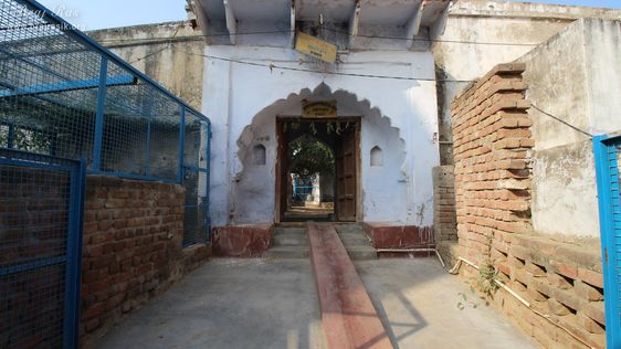Distant temple view at Shri Davanal Bihari Temple near Davanal Kund, Vrindavan.