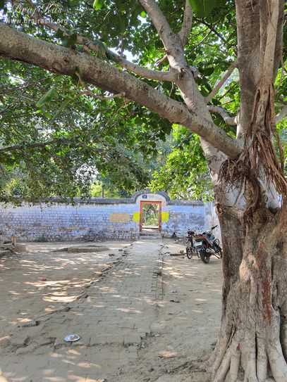 A distant view of entrance at Shri Radha Bag, Barsana
