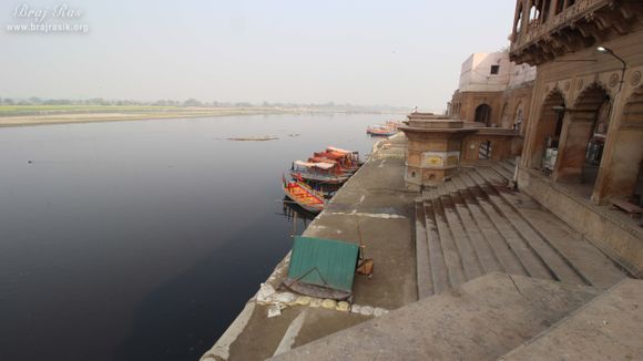 A nice long view of Keshi Ghat, Vrindavan