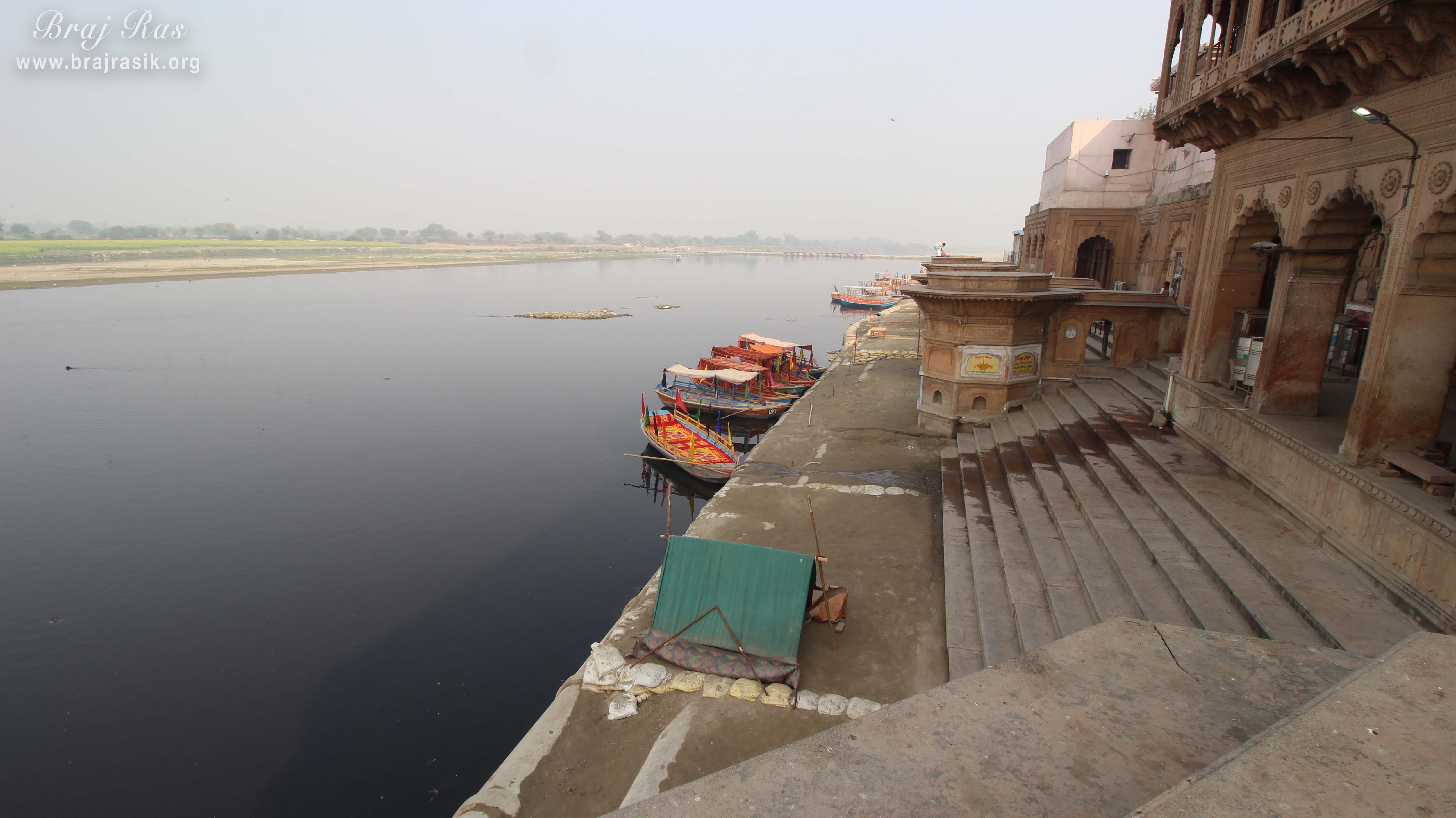 A nice long view of Keshi Ghat, Vrindavan