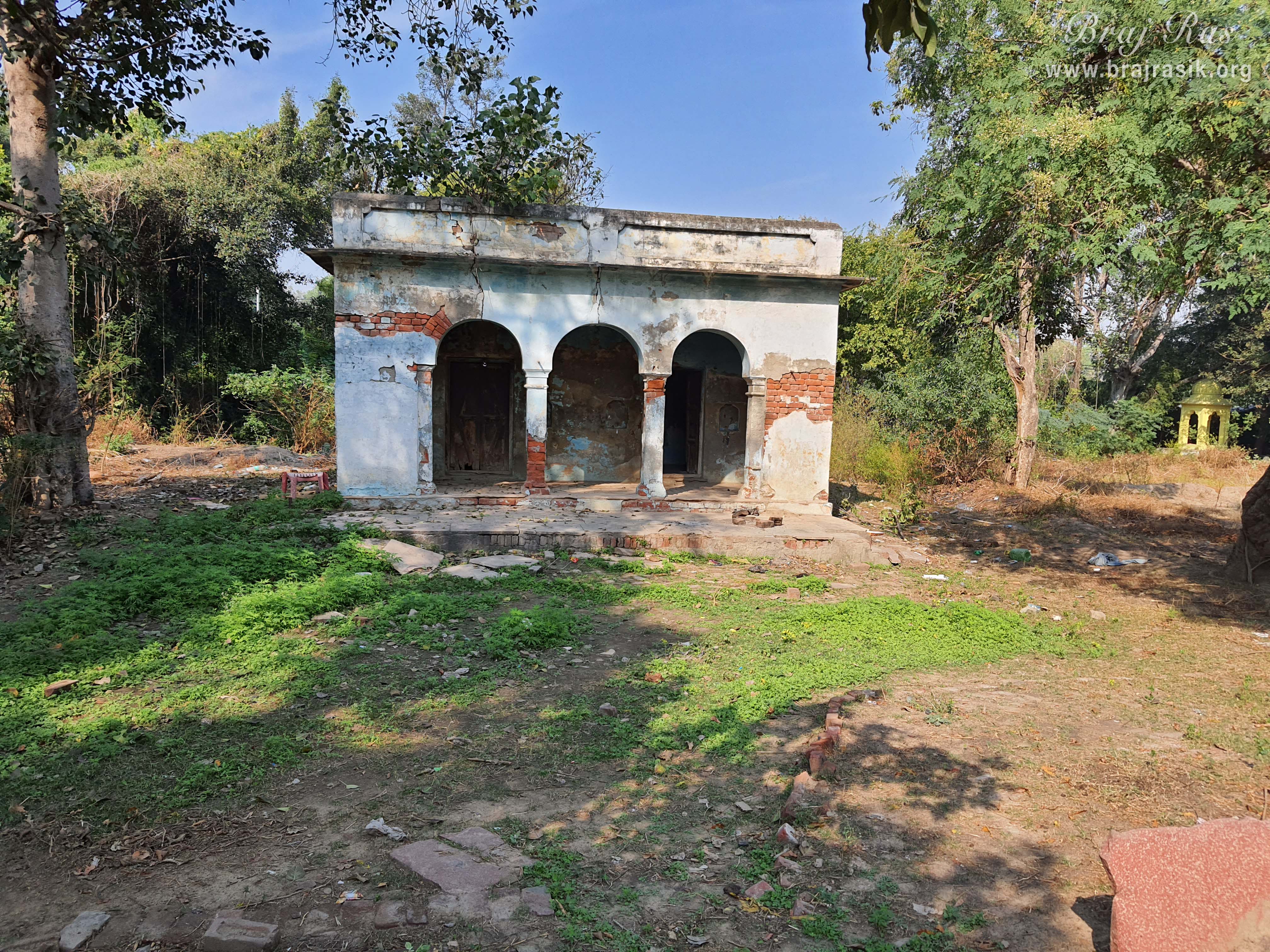 An old hut @ Shri Vrishbhanu Bagh, Barsana.