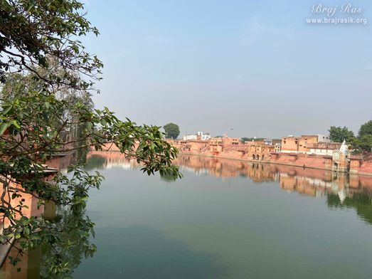 This is one of the most beautiful kunds of Braj formed by the loving tears of the daughters of King Vimal while playing Ras Leela with Shri Krishn here.
