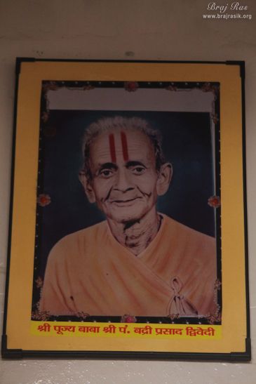 Photo of Pujya Baba Shri Pandit Badri Prasad Dvivedi at Bilvamangal or Vilvamangal Thakur's Samadhi located at Gopinath Bazar, near Gopinath temple, Vrindavan.