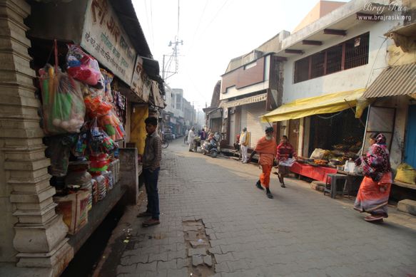 Glimpses of Gopinath Bazar Kunj Lane at Shri Vilvamangal Thakur's Samadhi located at Vrindavan.