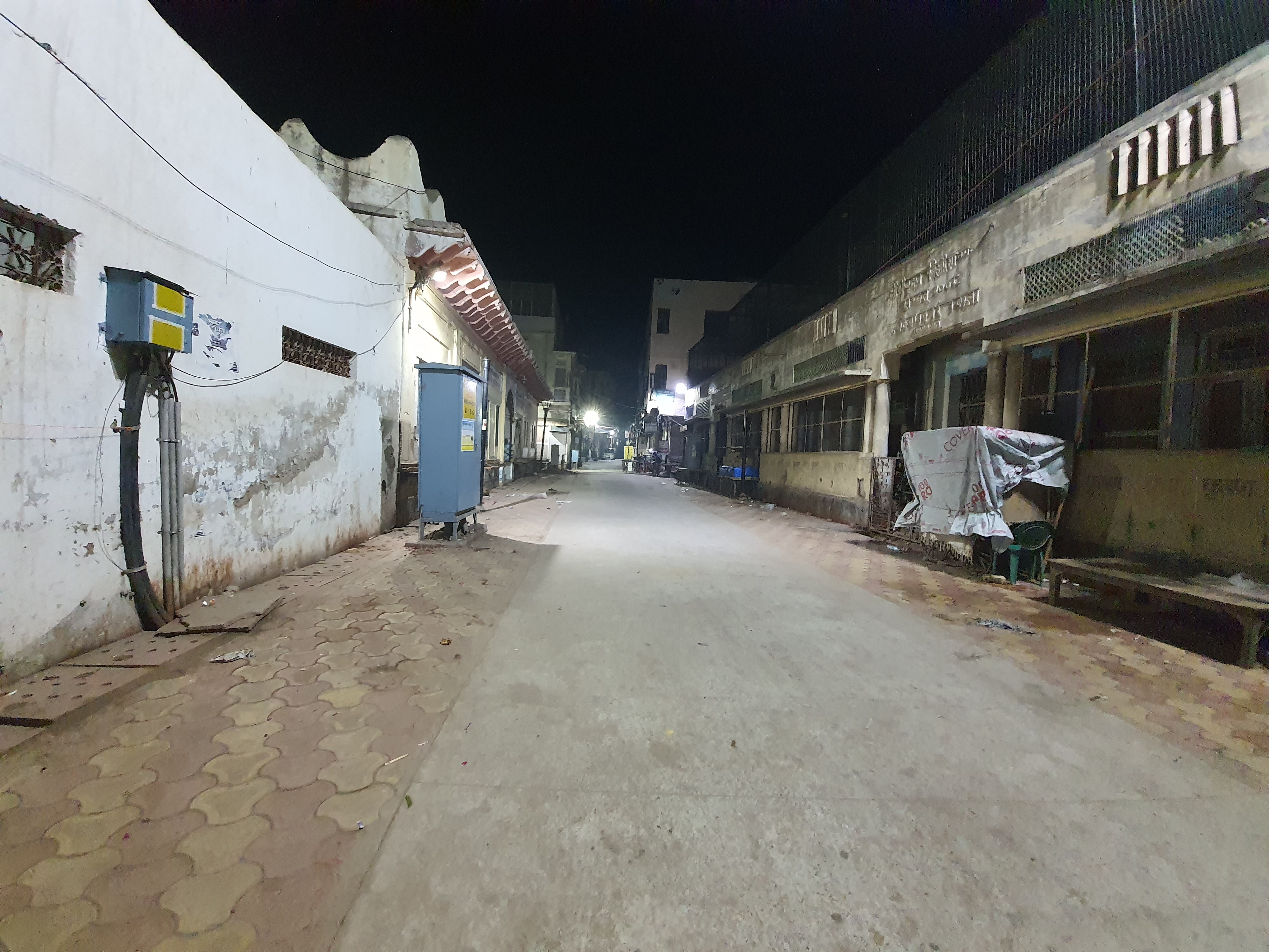 Goodnight near Shri Banke Bihari Temple, Vrindavan. 