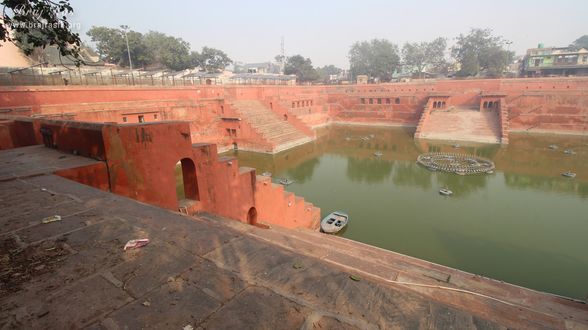 A cross view of Potra Kund, Mathura