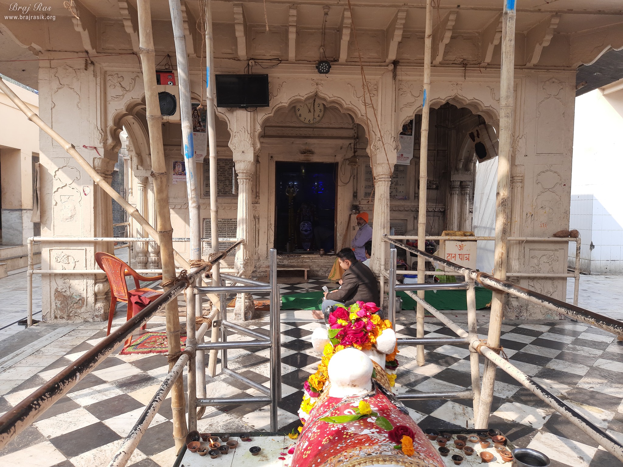 Distant darshan of Lord Bhuteshwar at Bhuteshwar Mahadev Temple, Mathura