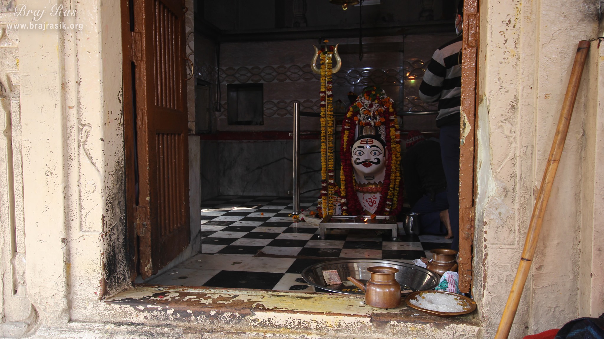 A nice close darshan of Lord Bhuteshwar at Bhuteshwar Mahadev Temple, Mathura