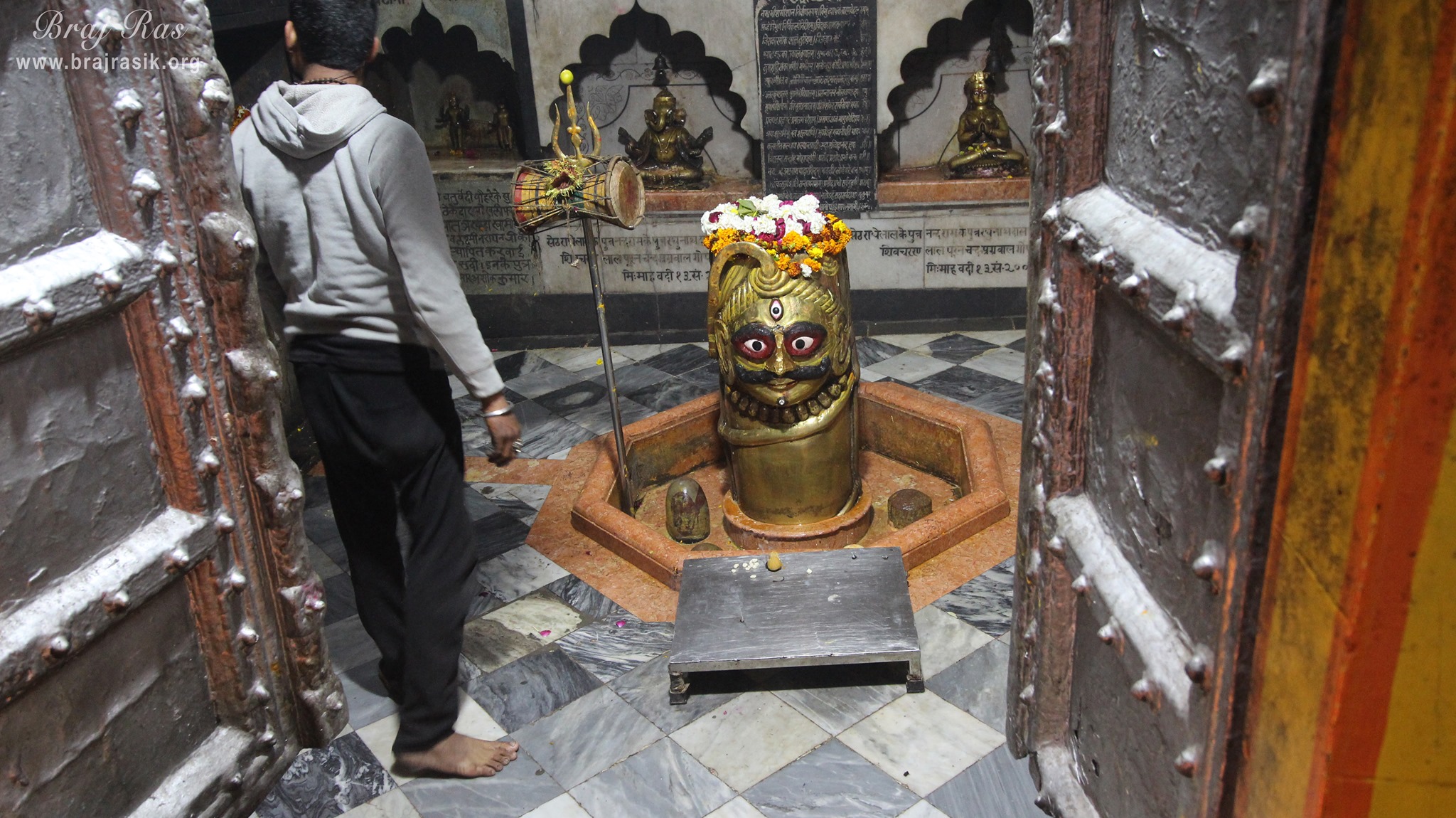 Close darshan of Sri Rangeshwar Mahadev, Mathura