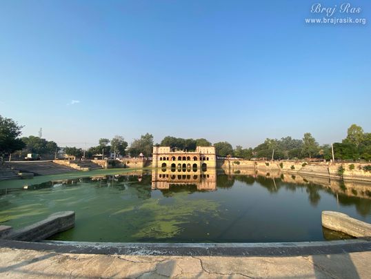 A little closeup view of Sri Vrishbhanu Kund (Jal Mahal), Barsana.
