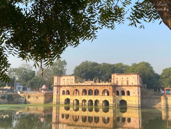 Left Side angle Zoom in View of Vrishbhanu Kund, Barsana