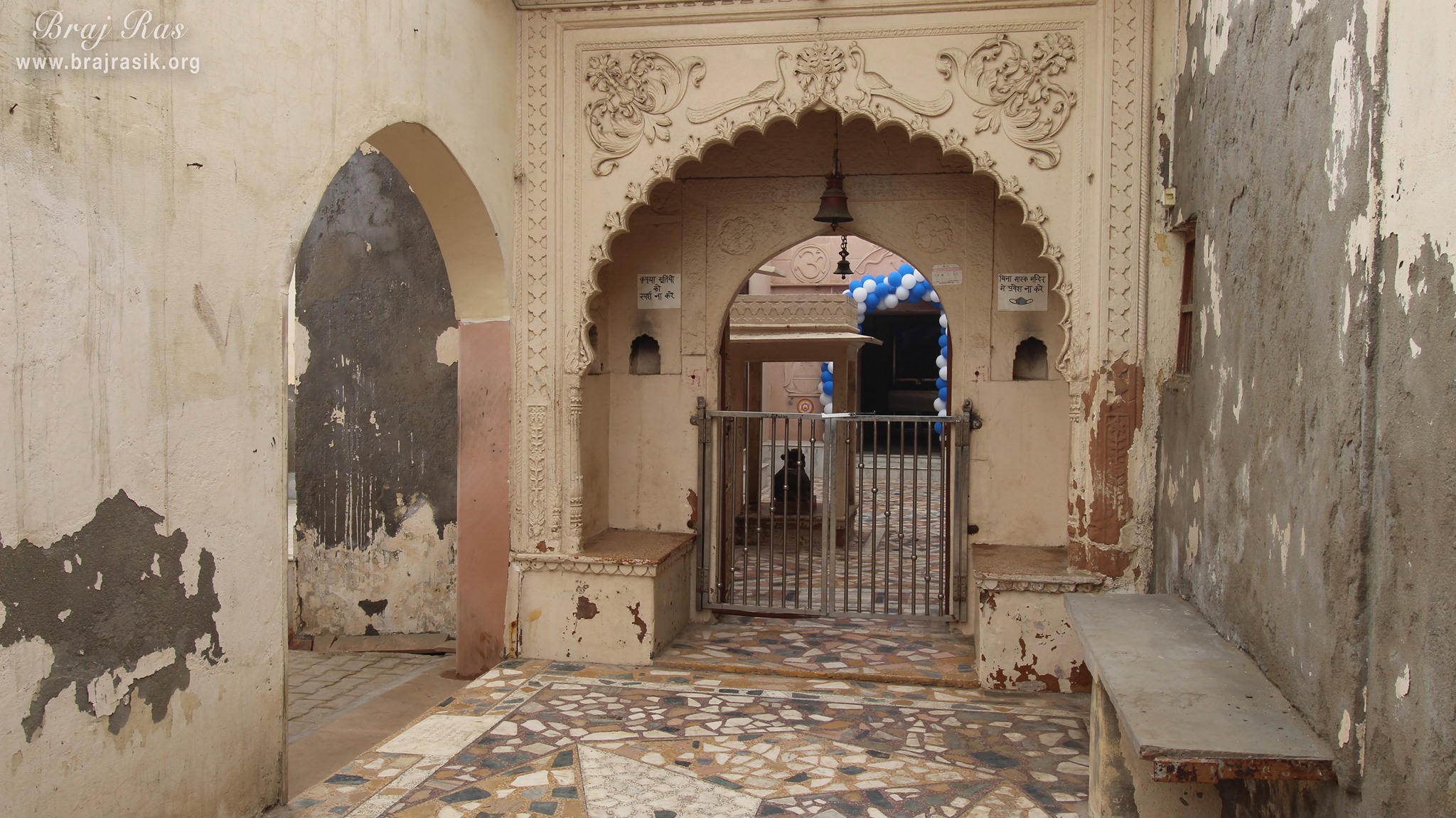 श्री गोकर्णेश्वर महादेव, मथुरा के मंदिर के प्रवेश द्वार का दृश्य।