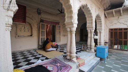श्री सवामन शालिग्राम मंदिर, वृंदावन के मंदिर प्रांगण का दृश्य