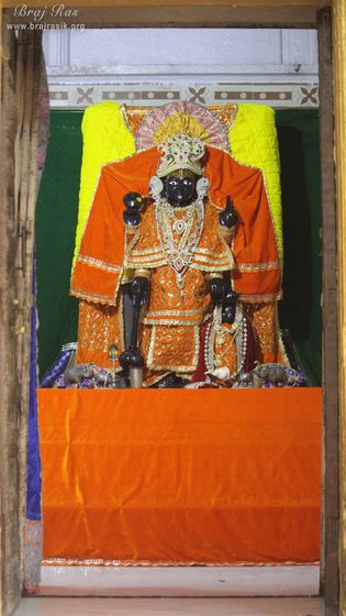 A nice distant darshan of Lord at Shri Dirgh Vishnu Temple, Mathura