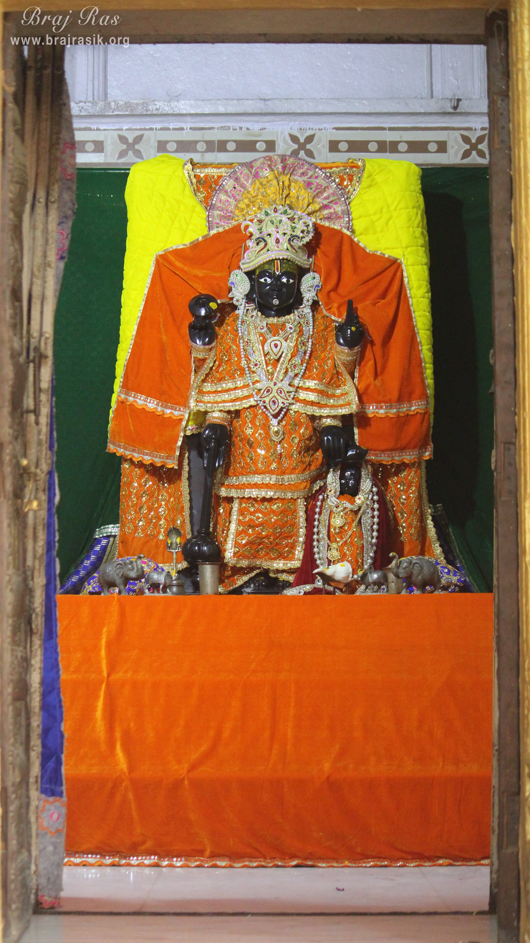 A nice distant darshan of Lord at Shri Dirgh Vishnu Temple, Mathura