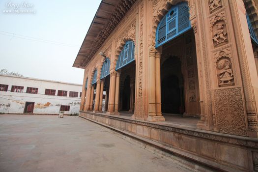 Close view of the pillars and architechture at Tikari Rani Temple (Devraha Baba Bhakti Dham), Vrindavan