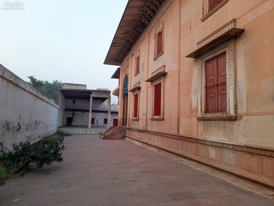 View of parikrama path of the temple from left side at Tikari Rani Temple (Devraha Baba Bhakti Dham), Vrindavan