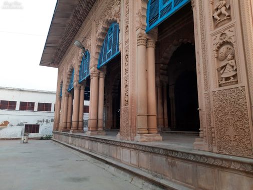 Very close view of the pillars at Tikari Rani Temple (Devraha Baba Bhakti Dham), Vrindavan