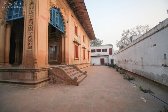 View of the right side of the temple at Tikari Rani Temple (Devraha Baba Bhakti Dham), Vrindavan