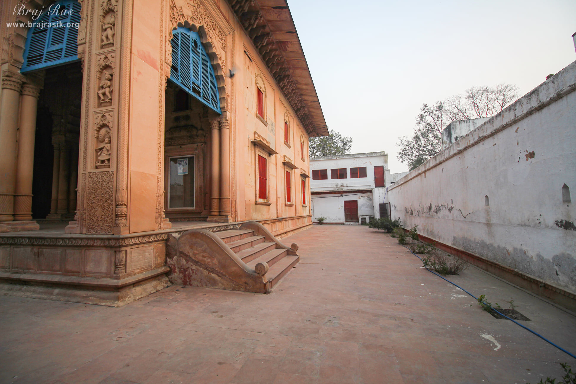View of the right side of the temple at Tikari Rani Temple (Devraha Baba Bhakti Dham), Vrindavan