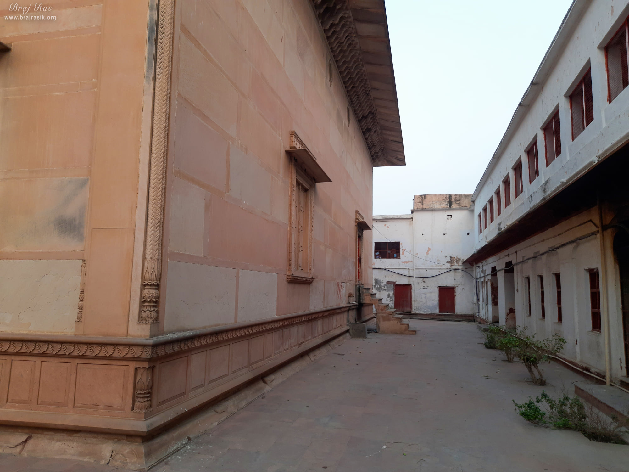 View of parikrama path from right side of the temple at Tikari Rani Temple (Devraha Baba Bhakti Dham), Vrindavan