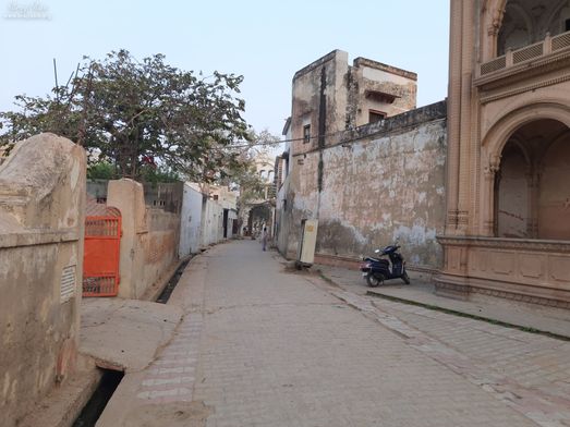 View of Kunj lane outside the temple at Tikari Rani Temple (Devraha Baba Bhakti Dham), Vrindavan