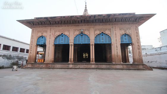 Front view of the temple of Tikari Rani Temple (Devraha Baba Bhakti Dham), Vrindavan